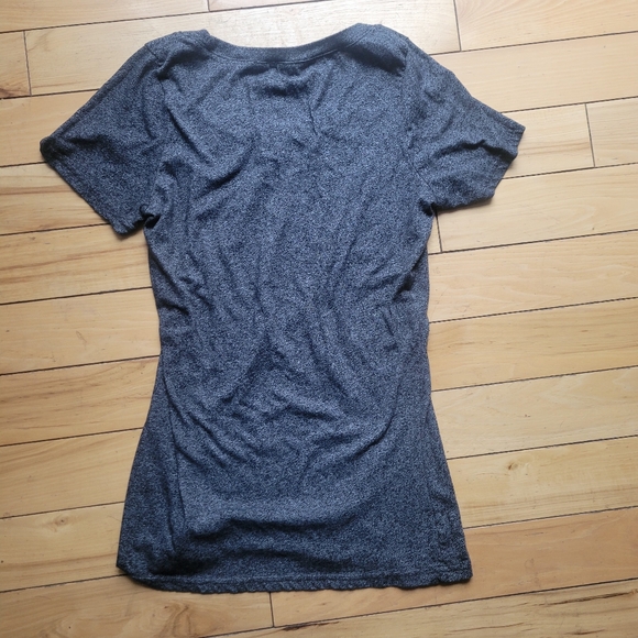 Iowa Hawkeyes Tee Slim Fit V-Neck T-Shirt Gray M - Picture 3 of 4